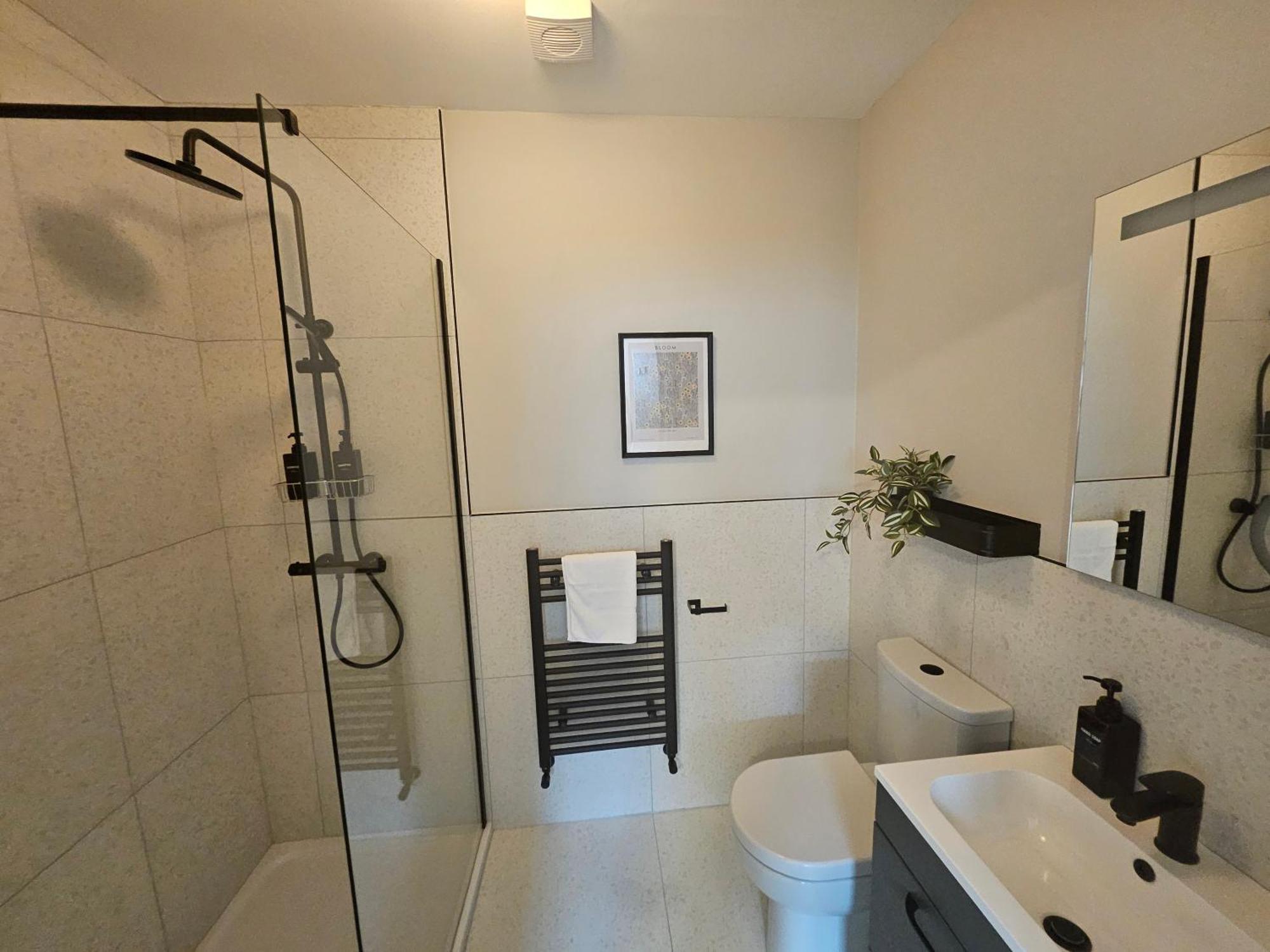 Tatlers Guest House 로스코먼 외부 사진