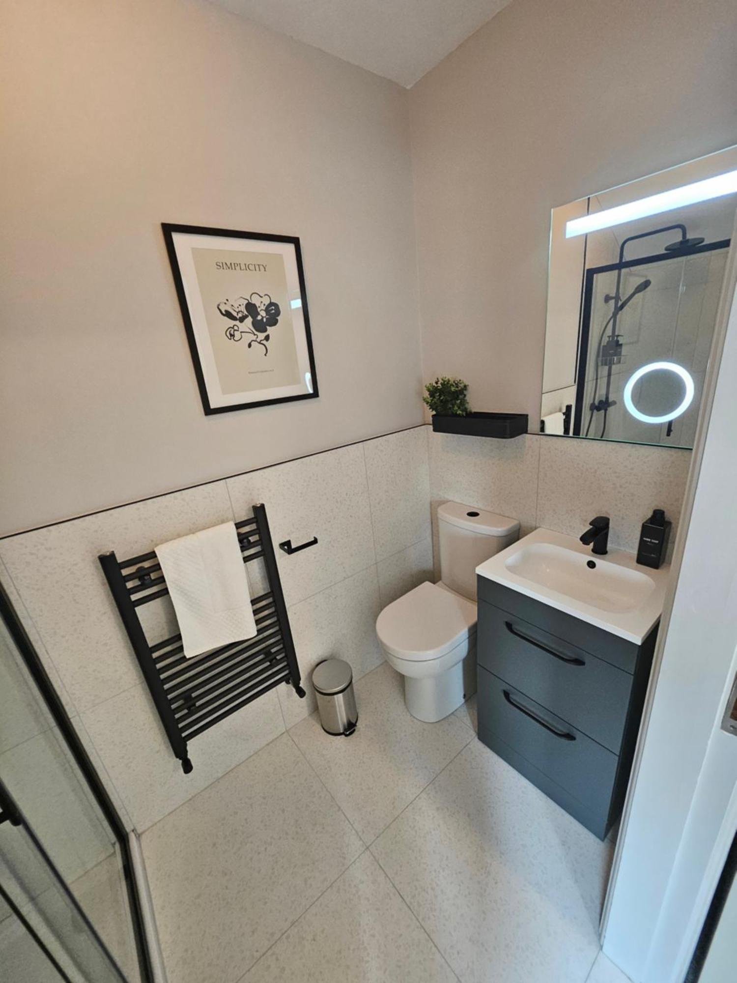 Tatlers Guest House 로스코먼 외부 사진