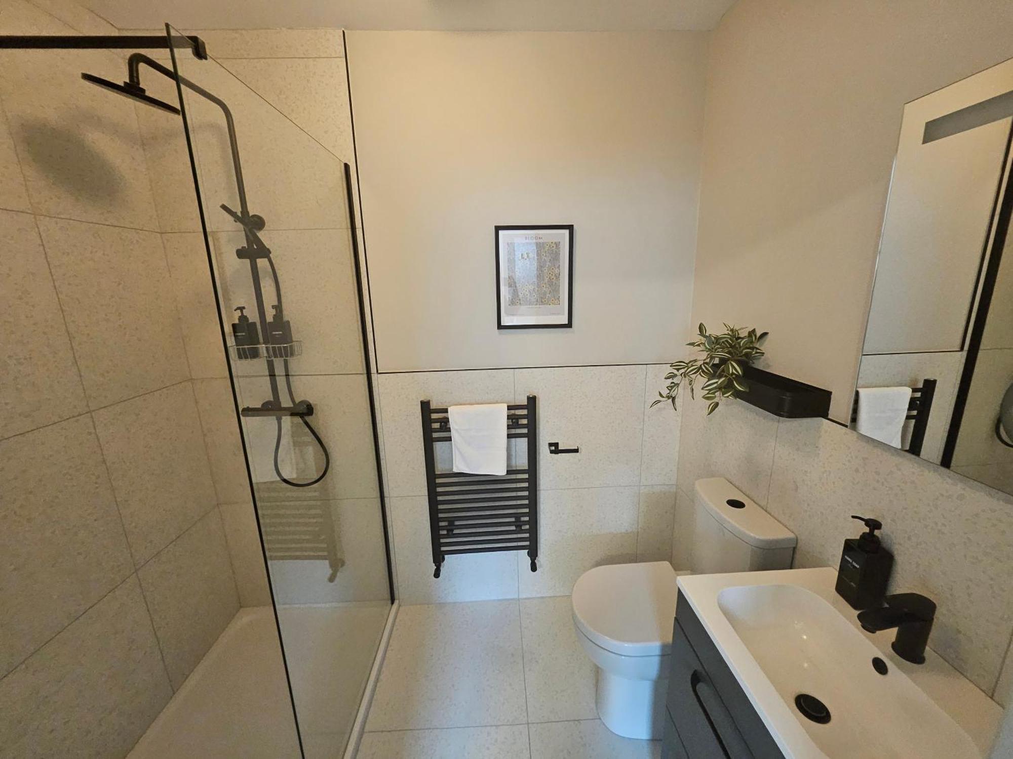 Tatlers Guest House 로스코먼 외부 사진