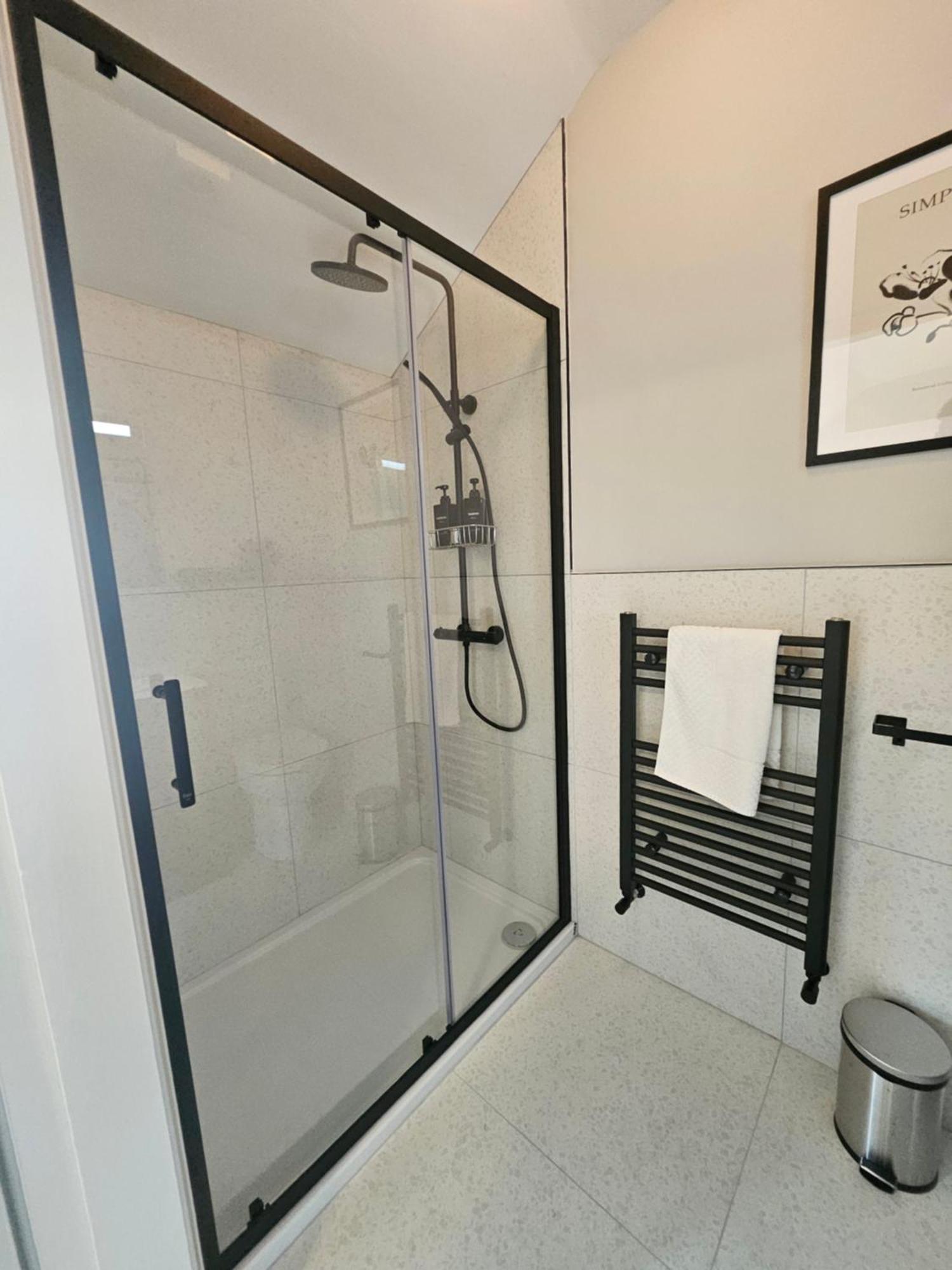 Tatlers Guest House 로스코먼 외부 사진