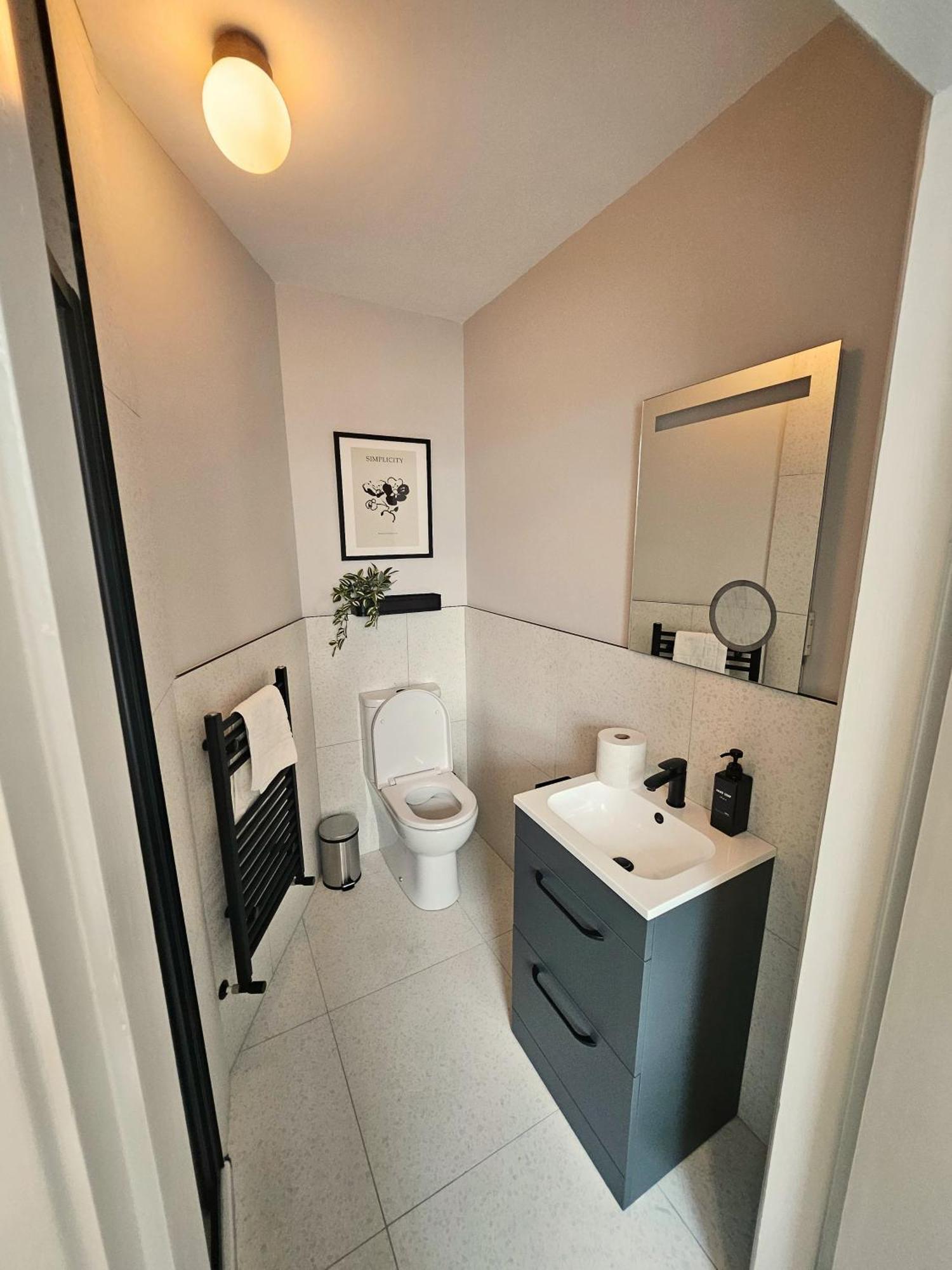 Tatlers Guest House 로스코먼 외부 사진
