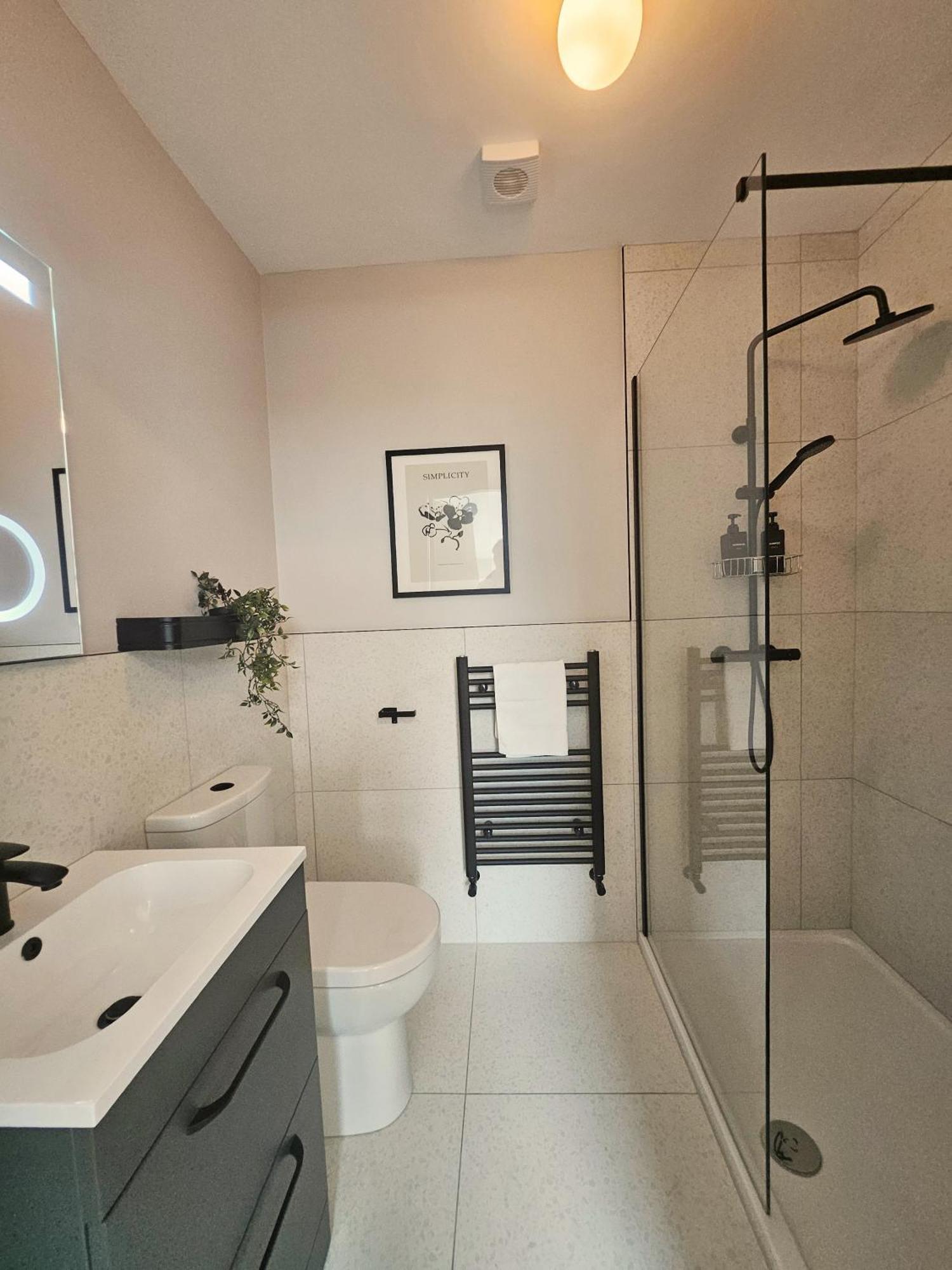 Tatlers Guest House 로스코먼 외부 사진