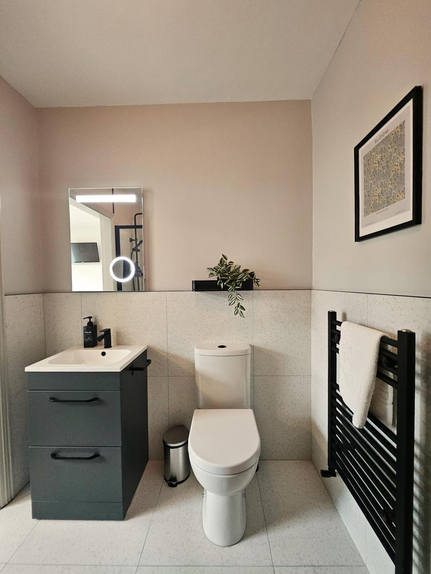 Tatlers Guest House 로스코먼 외부 사진