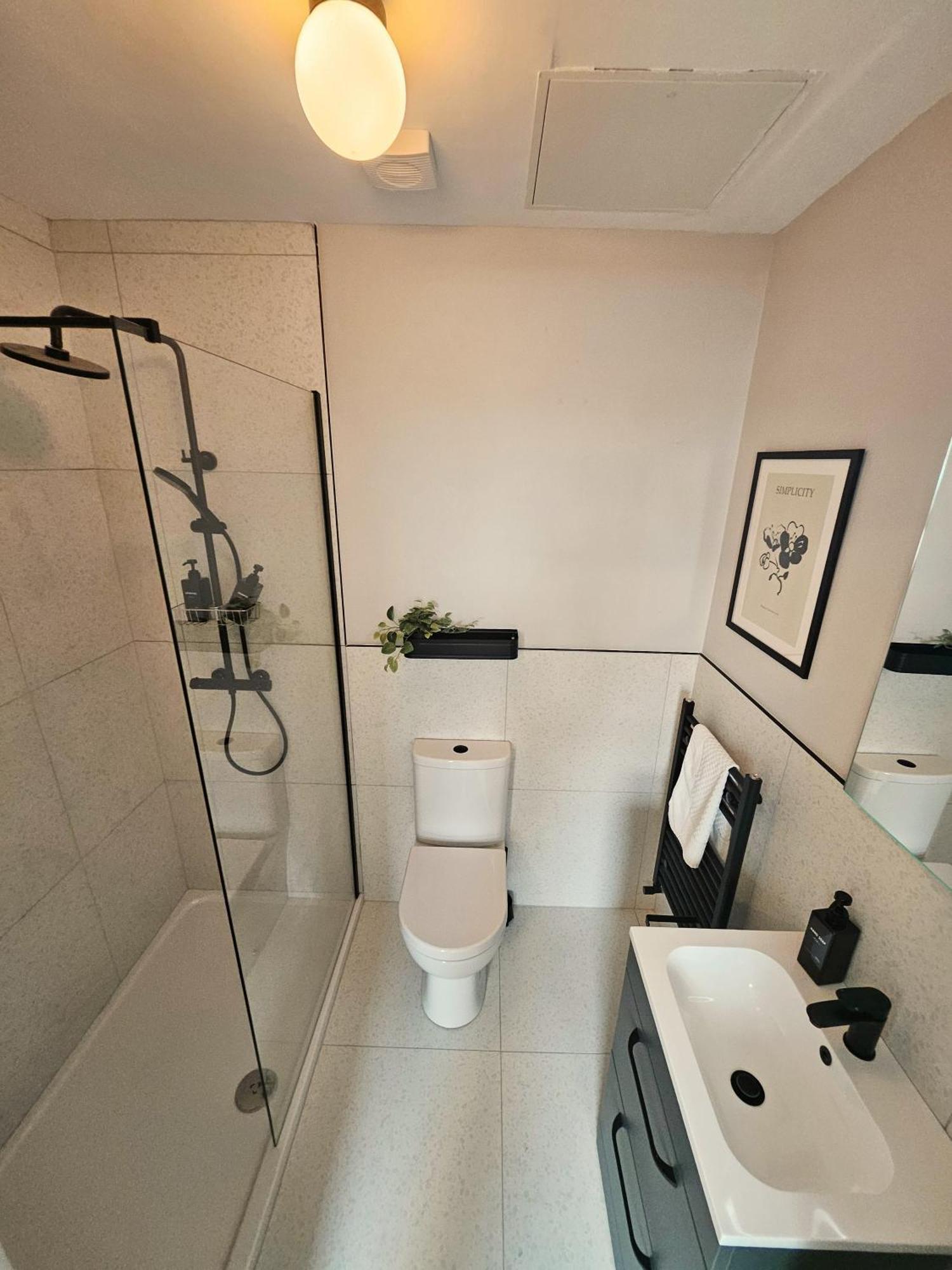 Tatlers Guest House 로스코먼 외부 사진